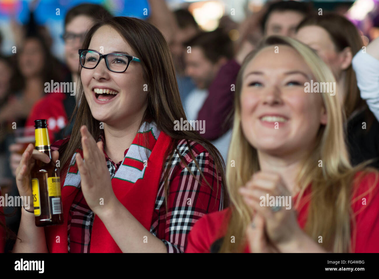 Appassionato del Galles rugby fan di guardare il Galles durante la Coppa del Mondo di Rugby 2015 in Cardiff Fan Zone a Cardiff, nel Galles del Sud. Foto Stock