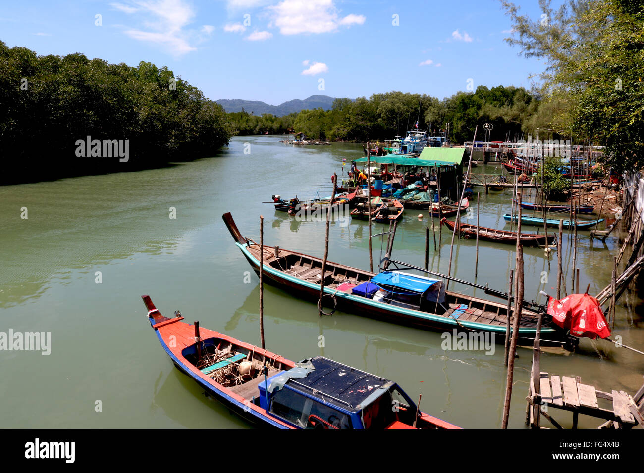 Thailandia Phuket Bo Rae barche da pesca nelle mangrovie Adrian Baker Foto Stock