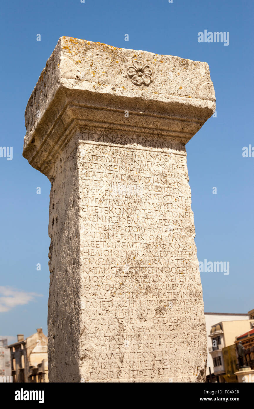 Stone presentano al di fuori di Storia Nazionale e il Museo di Archeologia, Ovidiu Square, Constanta, Romania Foto Stock