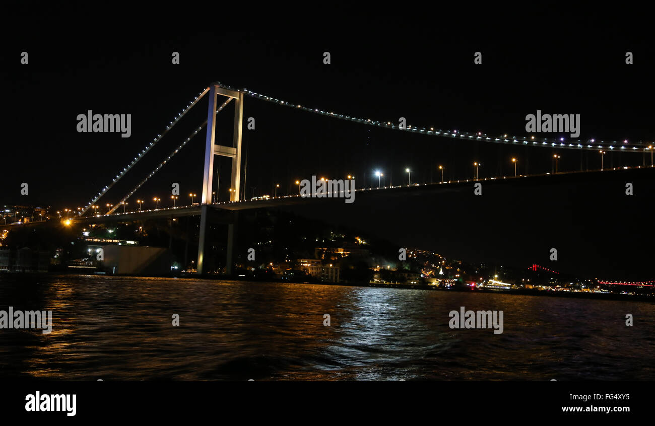 Ponte sul Bosforo durante la notte nella città di Istanbul, Turchia Foto Stock