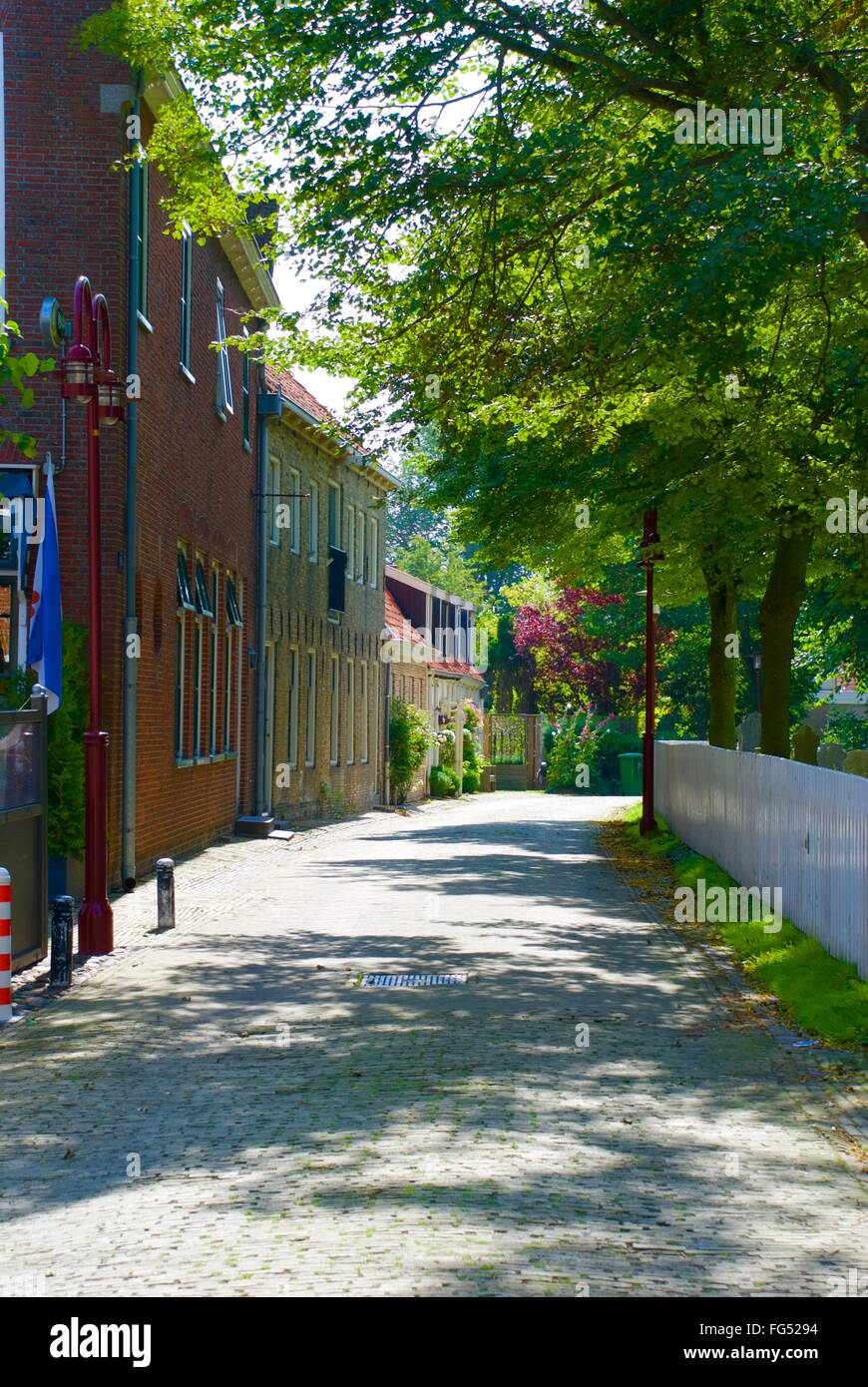 Bel giorno di estate in strada olandese Foto Stock