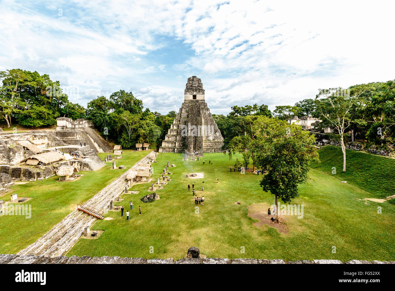 Vista della grande piazza e Tempio 1 a Tikal, Guatemala Foto Stock
