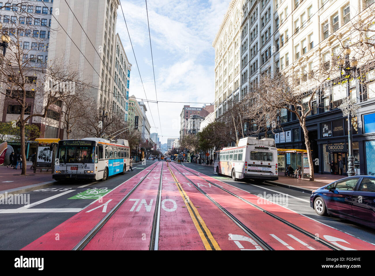 Il mercato di Santa in San Francisco che mostra red bus solo corsie, doppio giallo linee, filobus Foto Stock