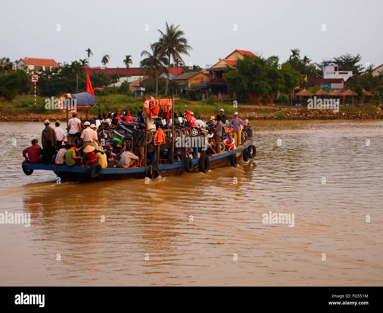 Traghetto affollato in Vietnam Foto Stock