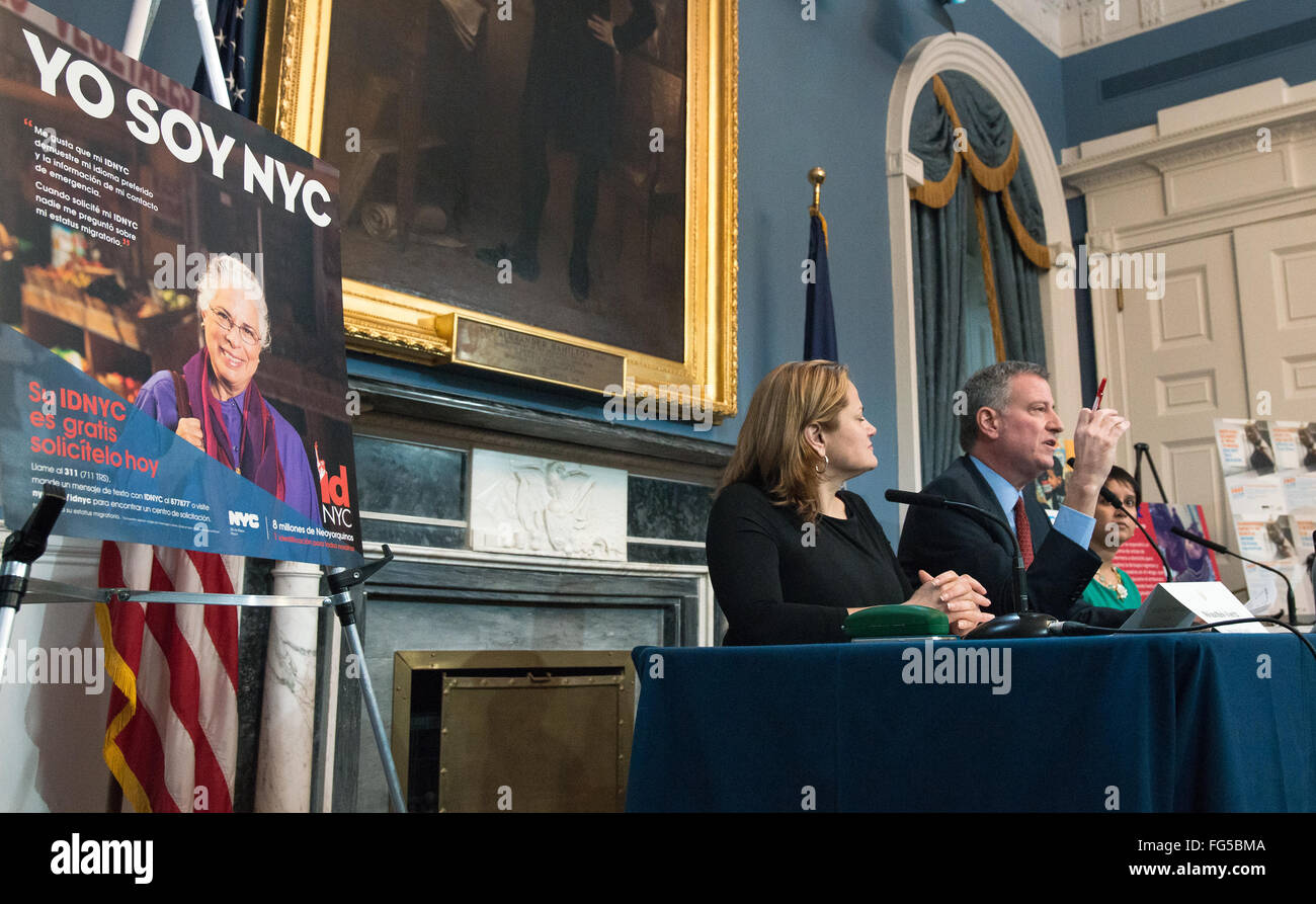 New York, Stati Uniti d'America. 17 Febbraio, 2016. Bill de Blasio (destra) e Melissa Mark-Viverito (secondo da destra) partecipare alla tavola rotonda con i media. Cercando di promuovere migliori relazioni tra amministrazione comunale e le varie popolazioni etniche comprendente la sua popolazione, sindaco di New York City Bill de Blasio, Città Consiglio altoparlante Mark-Viverito Melissa e immigrati il commissario agli Affari Nisha Agarwal ha parlato con i rappresentanti dei media da quelle europee e ha risposto alle domande circa la città di tentativi di essere più comprensivi di quelle prese e quelle che essi servono. © PACIFIC PRESS/Alamy L Foto Stock