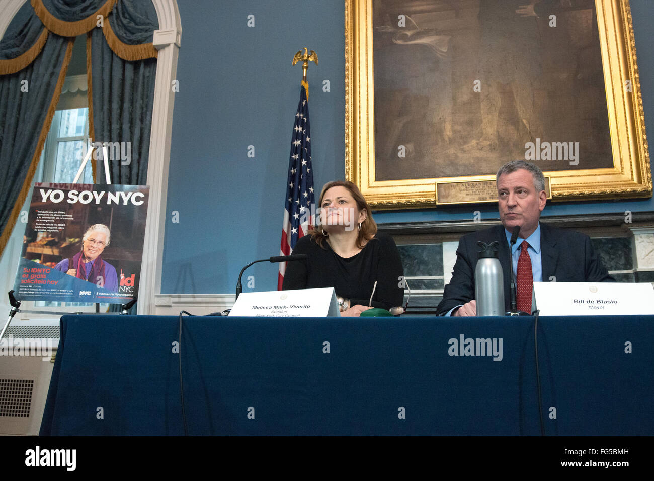 New York, Stati Uniti d'America. 17 Febbraio, 2016. Bill de Blasio (destra) e Melissa Mark-Viverito (sinistra) partecipare alla tavola rotonda con i media. Cercando di promuovere migliori relazioni tra amministrazione comunale e le varie popolazioni etniche comprendente la sua popolazione, sindaco di New York City Bill de Blasio, Città Consiglio altoparlante Mark-Viverito Melissa e immigrati il commissario agli Affari Nisha Agarwal ha parlato con i rappresentanti dei media da quelle europee e ha risposto alle domande circa la città di tentativi di essere più comprensivi di quelle prese e quelle che essi servono. Credito: PACIFIC PRESS/Alamy Live ne Foto Stock