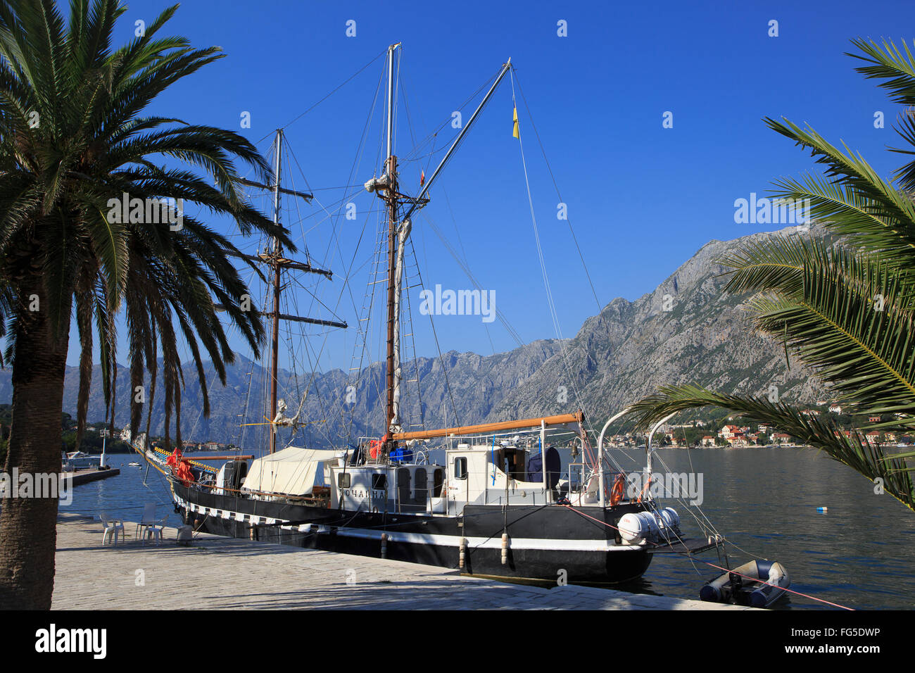 Yacht ormeggiati nel villaggio di pescatori Muo nella Baia di Kotor, Montenegro Foto Stock