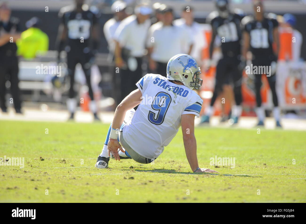 Nov. 4, 2012 - Jacksonville, FL, Stati Uniti d'America - Detroit Lions quarterback Matthew Stafford (9) viene buttato a terra durante il Lions 31-14 win su Jacksonville Jaguars al campo EverBank il 4 novembre 2012 a Jacksonville, in Florida. ..ZUMA Press/Scott A. Miller. (Credito Immagine: © Scott A. Miller via ZUMA filo) Foto Stock
