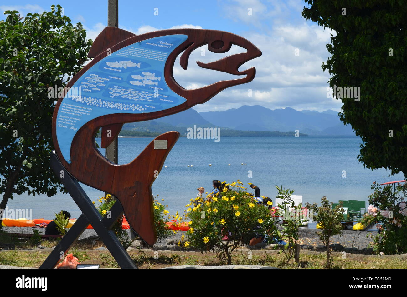 Scultura di salmone che si affaccia sul lago Calafquen nella città di Patagonia di Licanray, Araucania, Cile Foto Stock