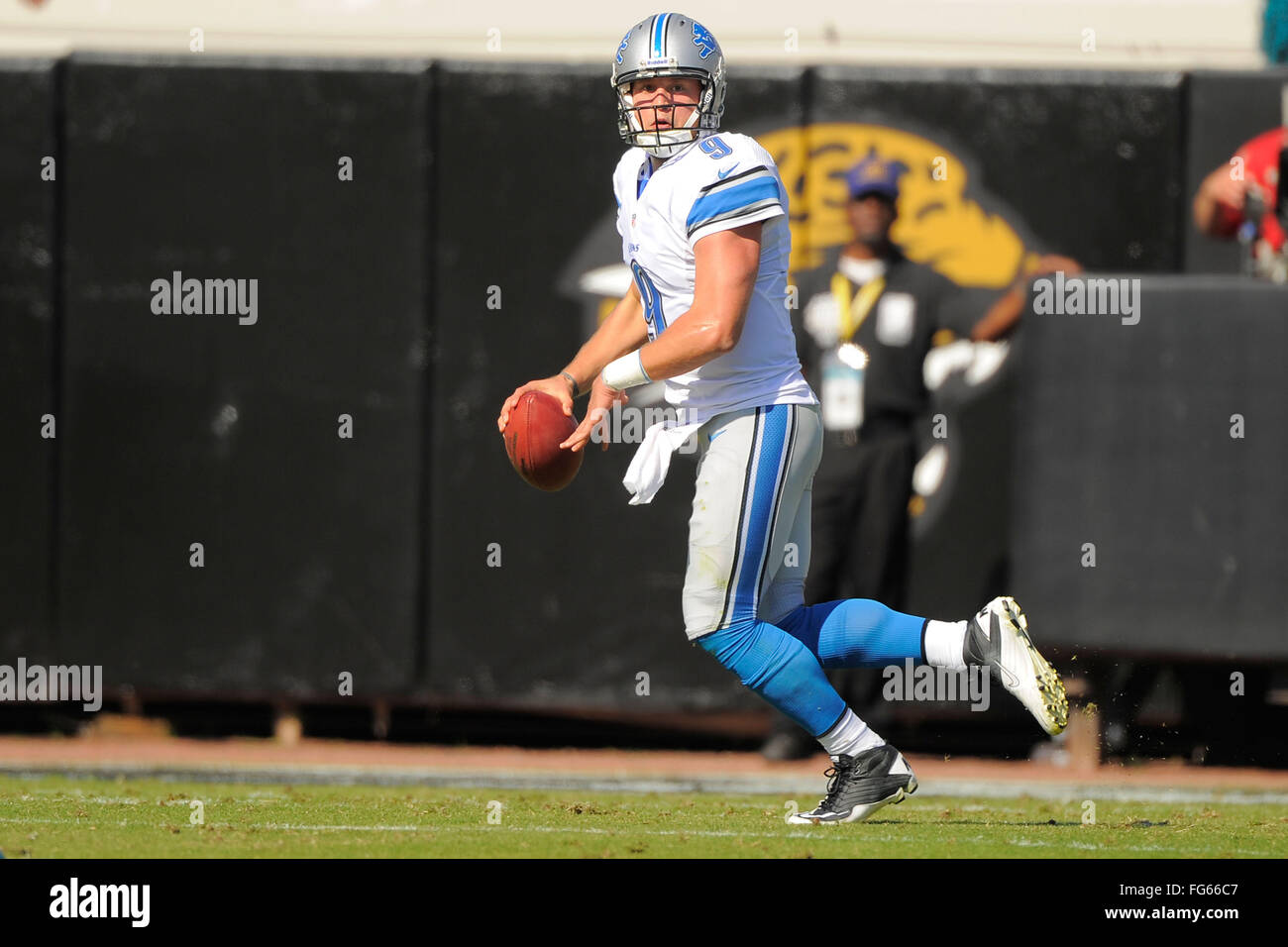 Nov. 4, 2012 - Jacksonville, FL, Stati Uniti d'America - Detroit Lions quarterback Matthew Stafford (9) guarda a buttare durante il Lions 31-14 win su Jacksonville Jaguars al campo EverBank il 4 novembre 2012 a Jacksonville, in Florida. ..ZUMA Press/Scott A. Miller. (Credito Immagine: © Scott A. Miller via ZUMA filo) Foto Stock