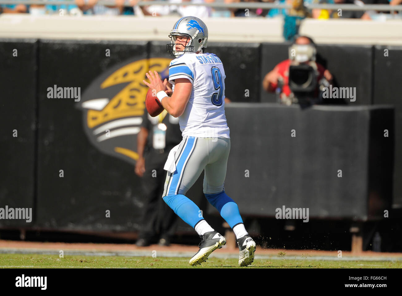 Nov. 4, 2012 - Jacksonville, FL, Stati Uniti d'America - Detroit Lions quarterback Matthew Stafford (9) guarda a buttare durante il Lions 31-14 win su Jacksonville Jaguars al campo EverBank il 4 novembre 2012 a Jacksonville, in Florida. ..ZUMA Press/Scott A. Miller. (Credito Immagine: © Scott A. Miller via ZUMA filo) Foto Stock
