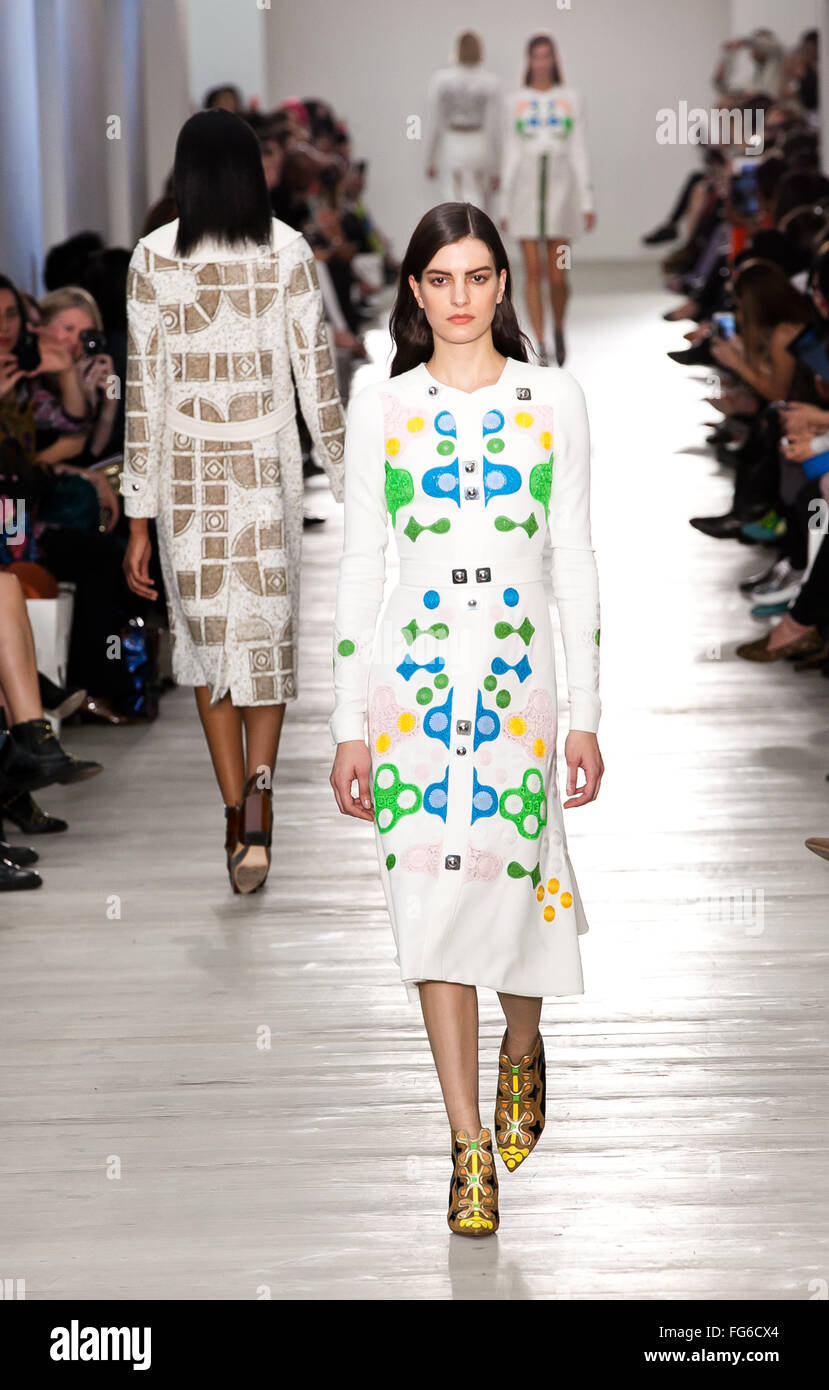 Modello a piedi giù per la passerella per la presentazione di Peter Pilotto collezione a Londra Moda WEEKEND 2015 Foto Stock