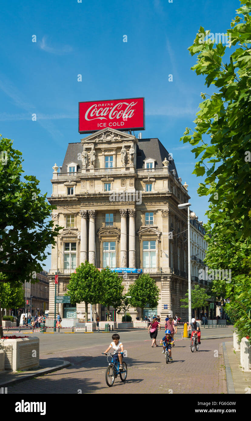 Bruxelles, Belgio - 11 luglio 2015: Coca-cola annuncio pubblicitario sulla parte superiore di un edificio. È spesso indicato semplicemente come coke (a r Foto Stock
