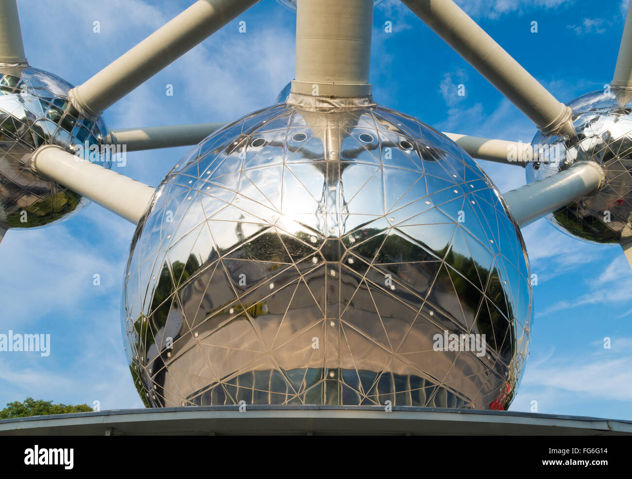 Bruxelles, Belgio - 11 luglio 2015: parte dell'Atomium, un edificio di Bruxelles originariamente costruito per Expo 58, il Foto Stock