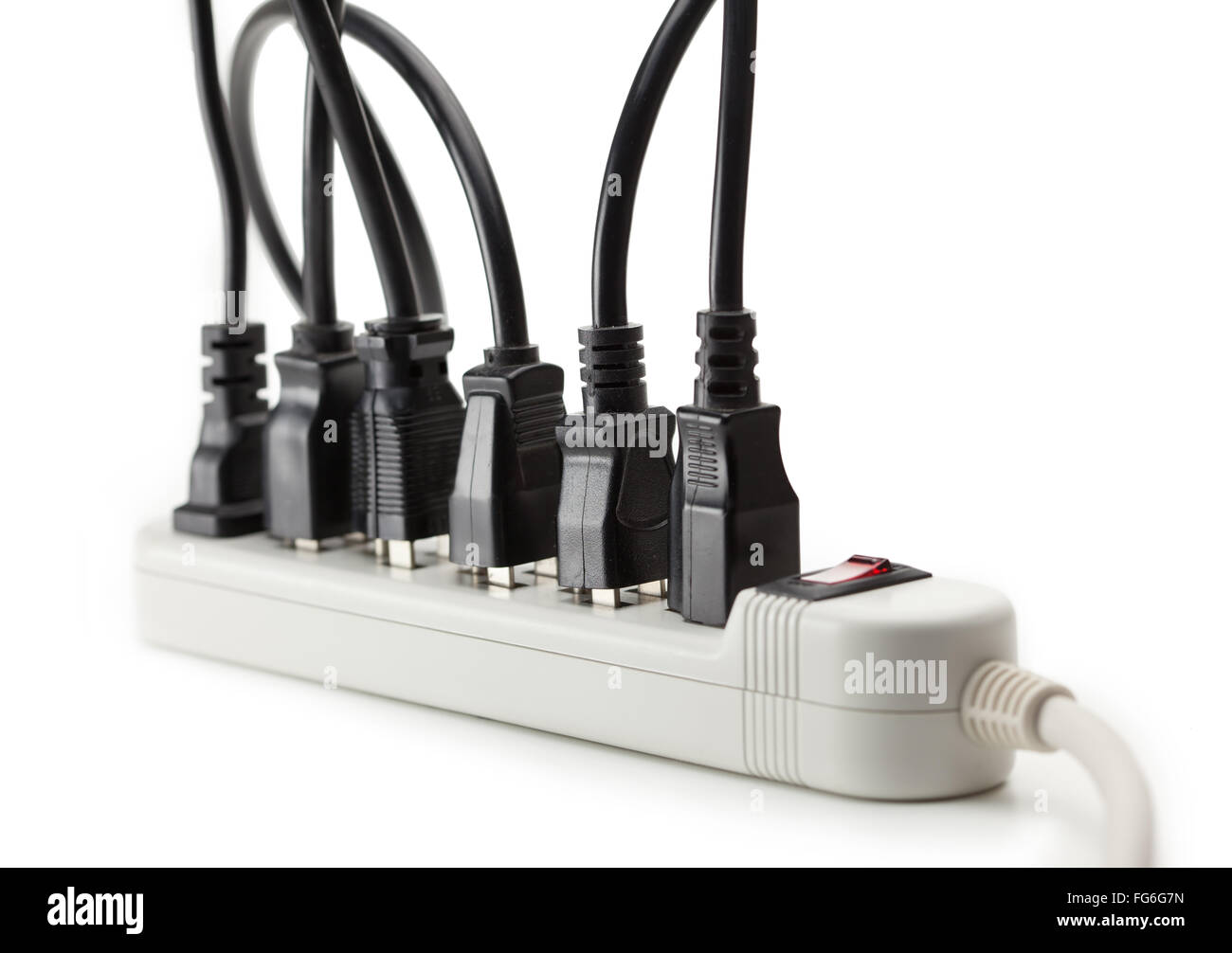 Molti cavi elettrici collegati a una presa multipla o un blocco di estensione. Isolato su bianco. Foto Stock