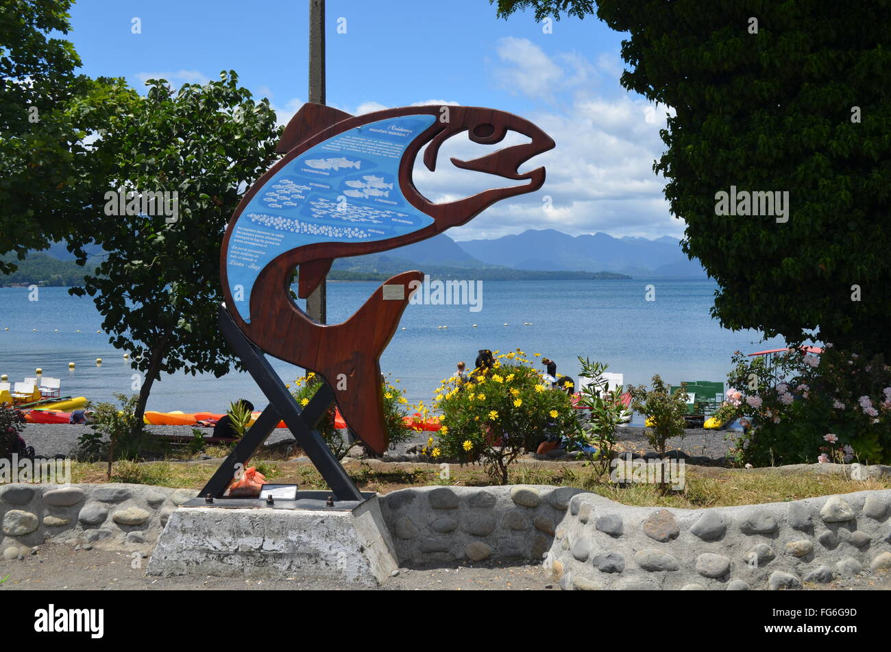 Scultura di salmone che si affaccia sul lago Calafquen nella città di Patagonia di Licanray, Araucania, Cile Foto Stock