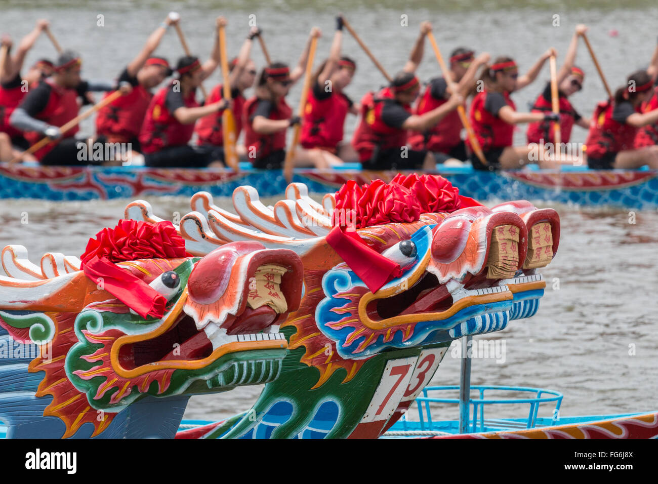Un dragon boat team partecipa all'annuale gara di dragon boat sul fiume Keelung Foto Stock