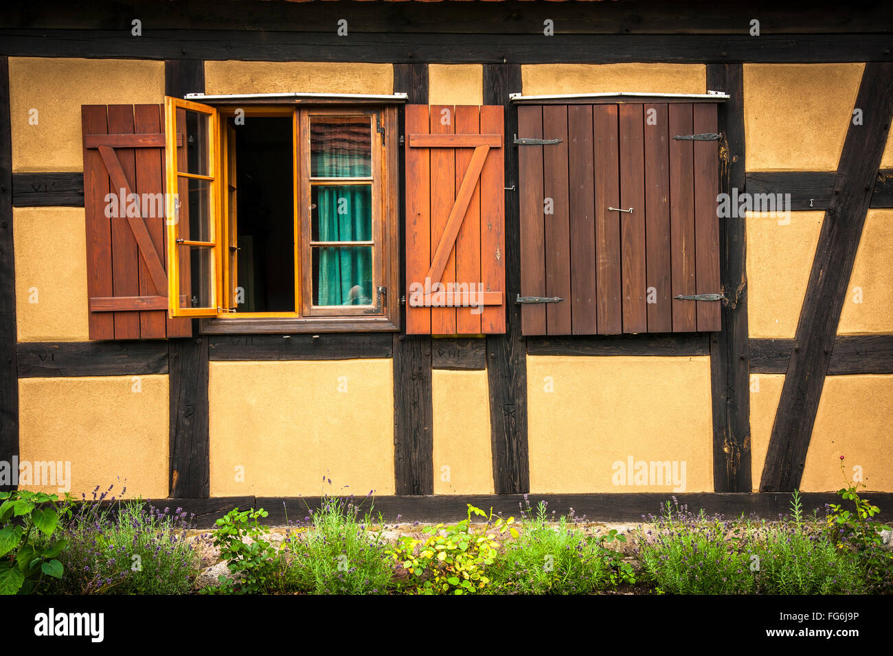 Casa con travi di legno, aperto e chiuso le finestre, Brandeburgo, Germania Foto Stock