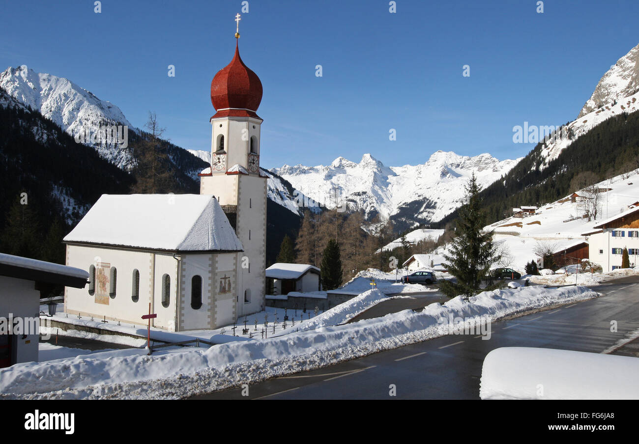 Chiesa del pellegrinaggio di santa madre Anna in inverno con le Alpi Lechtal, villaggio di montagna, Kaiser, Valle del Lech, Tirolo Foto Stock