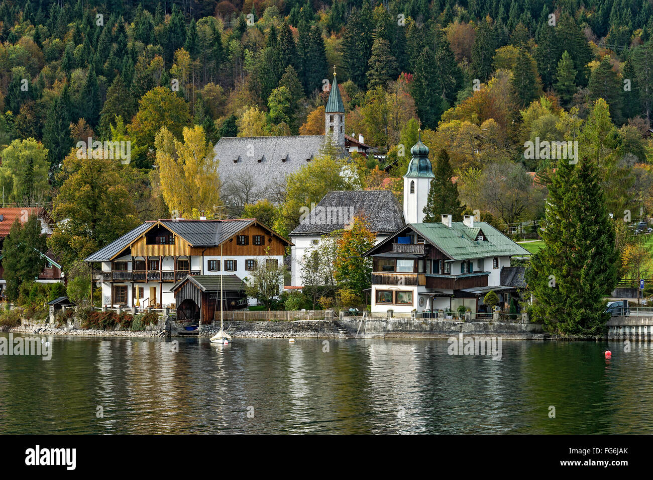 Chiesa parrocchiale di San Gabriele e San Giacomo chiesa parrocchiale, villaggio di Walchensee, Alta Baviera, Baviera, Germania Foto Stock