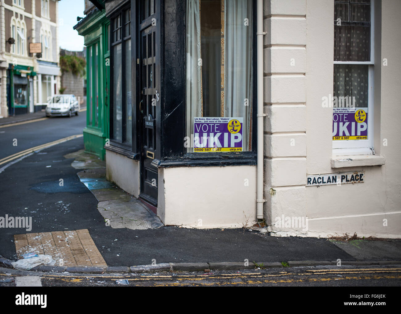 "Voto' UKIP poster sul negozio finestra anteriore, Weston-Super-Mare, Inghilterra Foto Stock