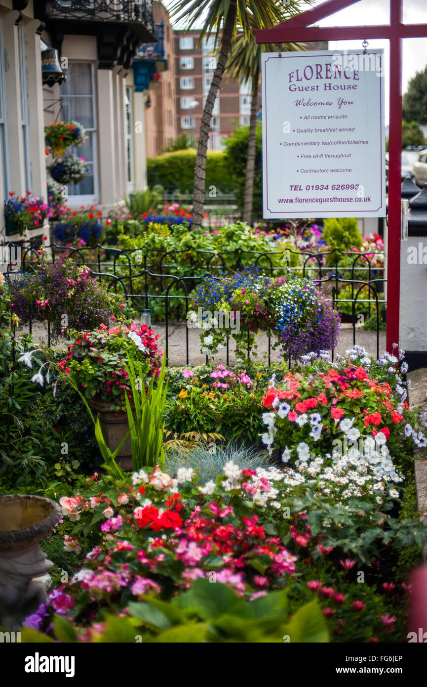 B&B e colorati vasi di fiori, Weston-Super-Mare, Inghilterra Foto Stock