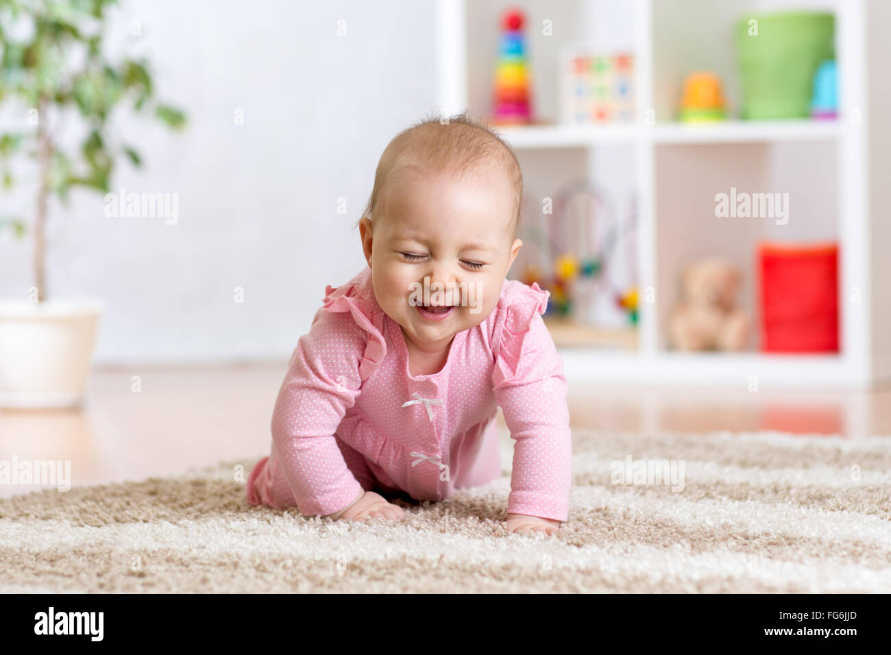 Allegro divertente baby strisciando al chiuso in casa Foto Stock