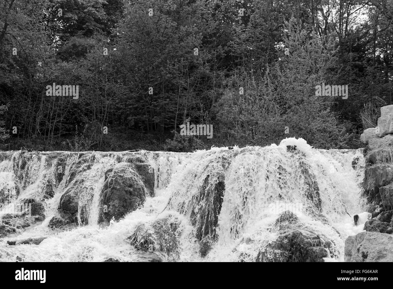 Una piccola cascata a Woodstock, Oxfordshire, Regno Unito Foto Stock