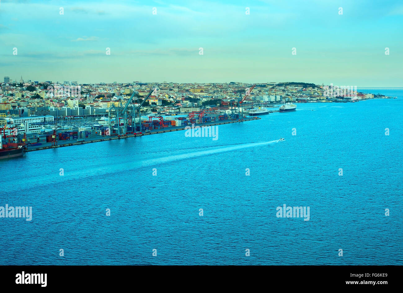 Skyline di Lisbona. Vista dal 25 aprile ponte. Portogallo Foto Stock