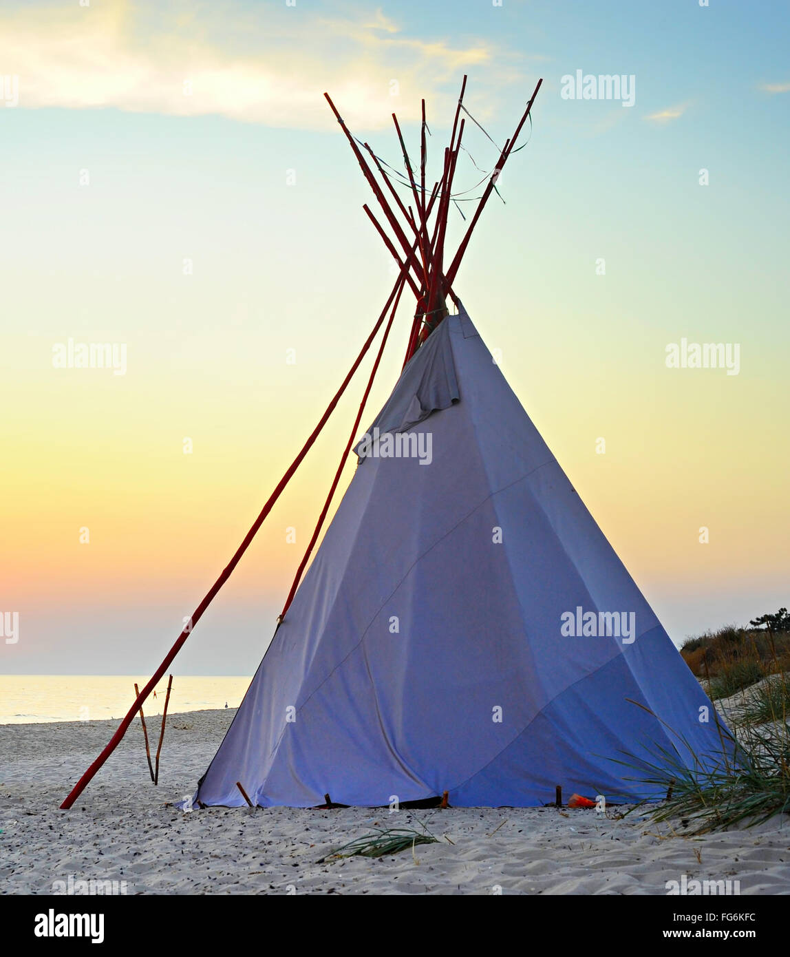 Teepee tradizionale su un mare spiaggia al tramonto Foto Stock