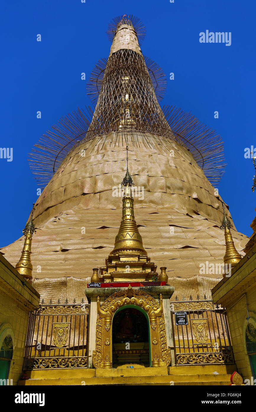Stupa di Sule Pagoda con locale ponteggio, Yangon, Myanmar Foto Stock