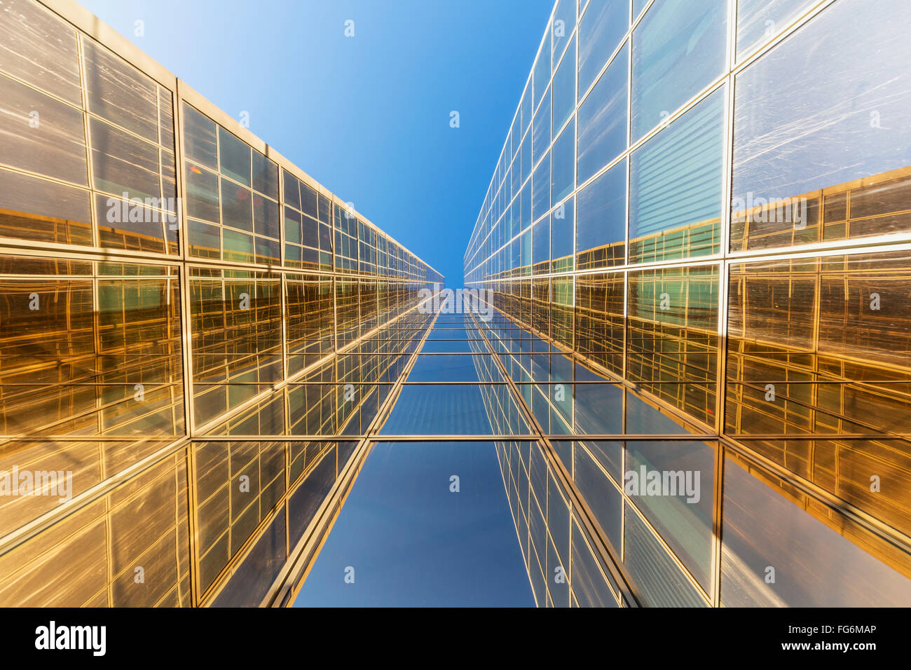 Riflessioni sul vetro esterno della Conoco Phillips edificio in una limpida giornata di sole, centro di Anchorage, centromeridionale Alaska, Stati Uniti d'america, estate Foto Stock