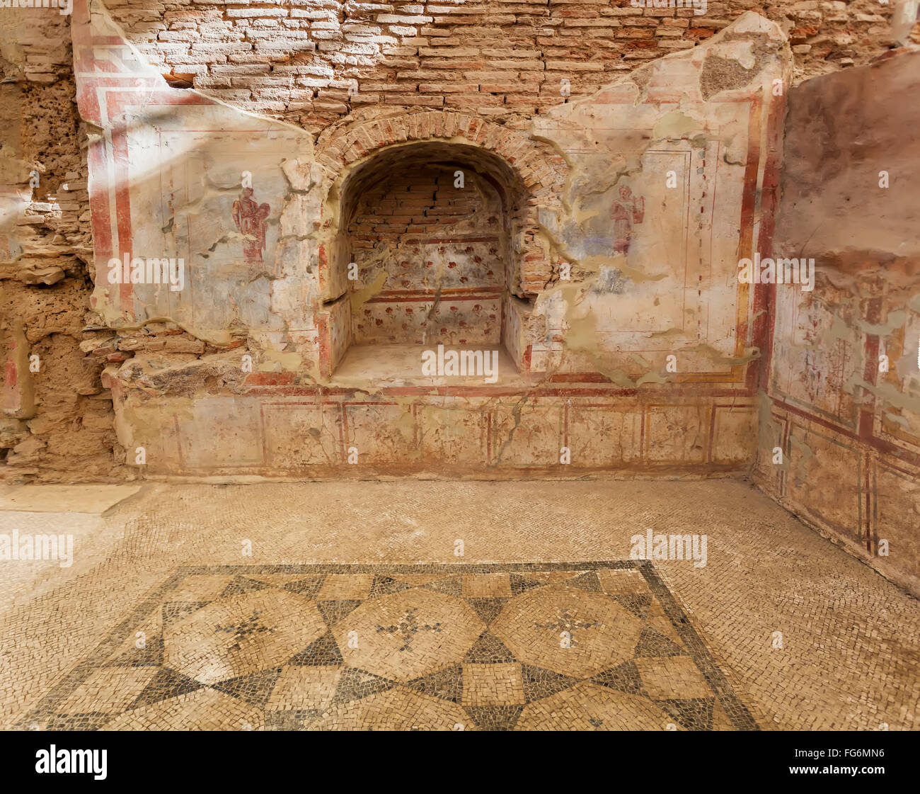 Antico muro di pietra, pavimentazione decorativa e di nicchia in un museo; Efeso, Izmir, Turchia Foto Stock