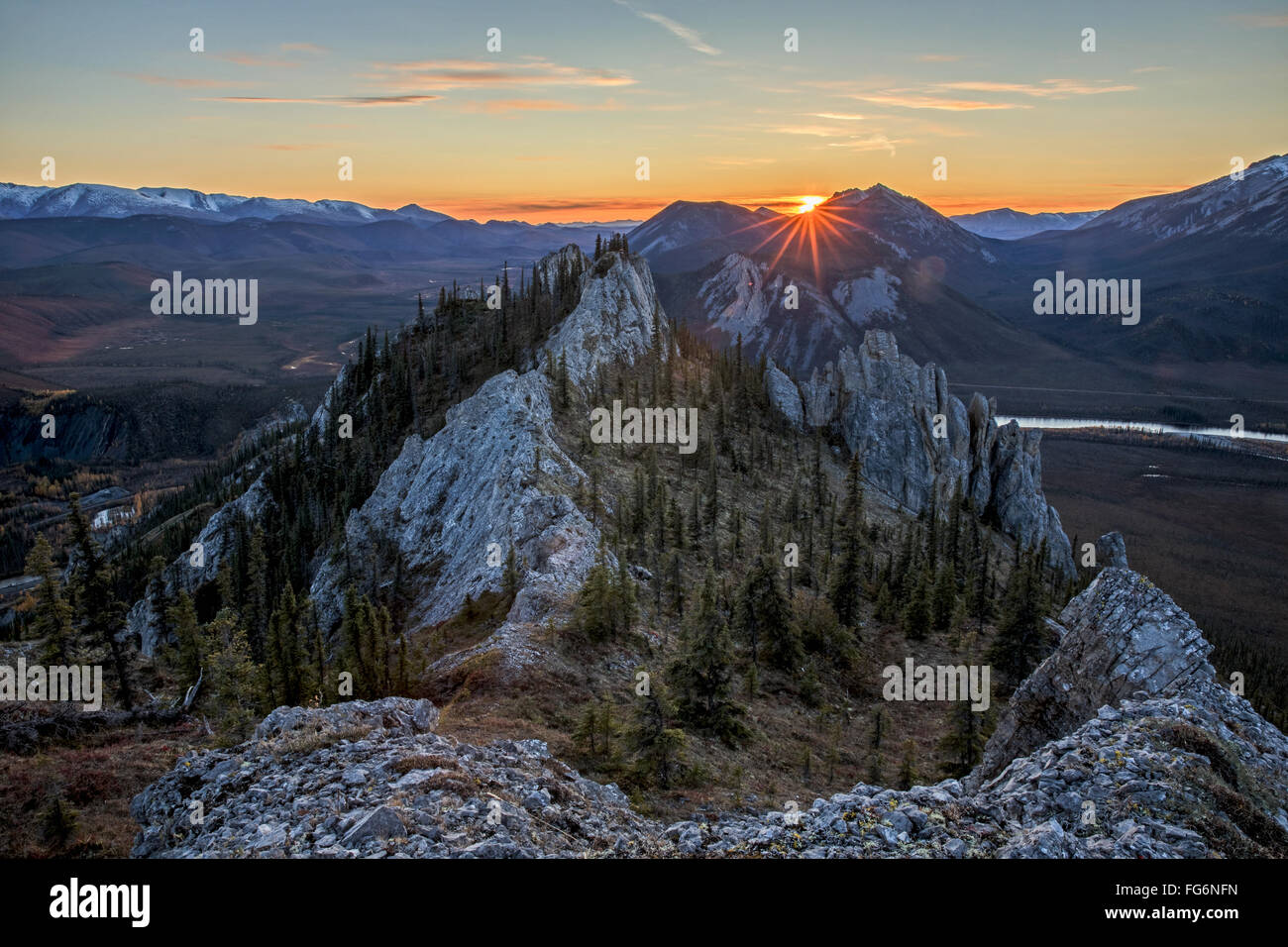 Il tramonto visto dalla cima della collina Sapper lungo la Dempster Highway, Yukon settentrionale; Yukon, Canada Foto Stock