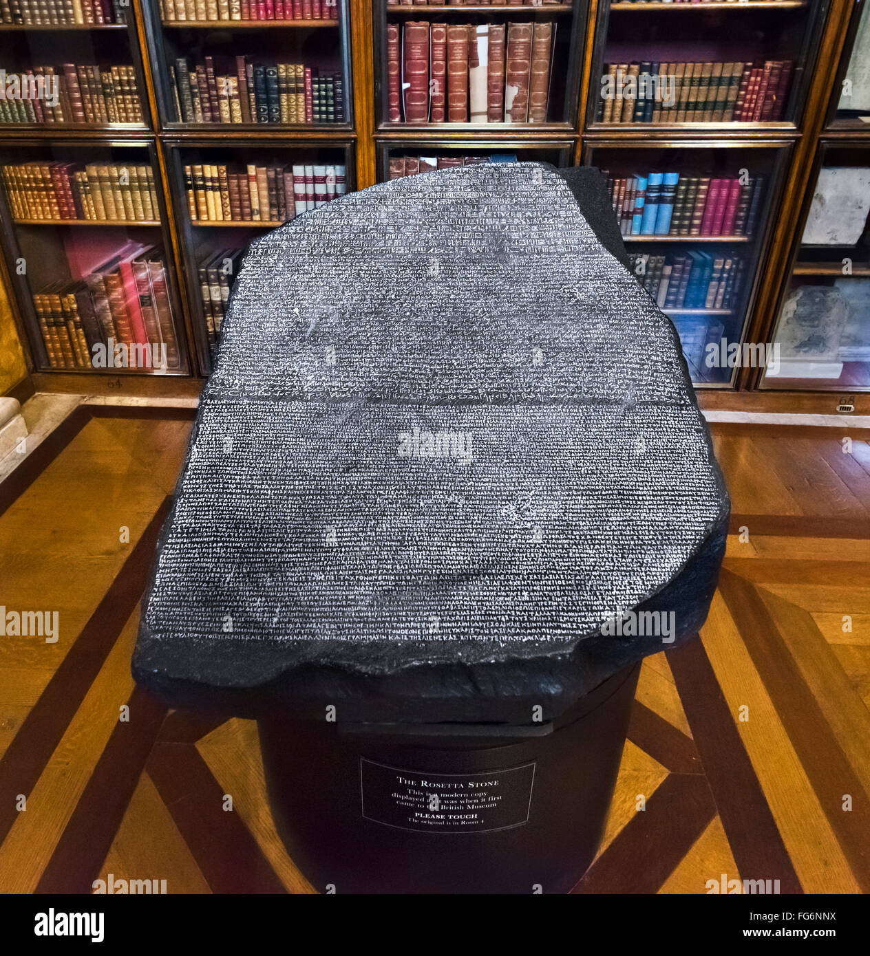 La replica della Rosetta Stone, visualizzato come lo era quando è stata prima nel museo, galleria illuminismo, British Museum di Londra, Regno Unito Foto Stock