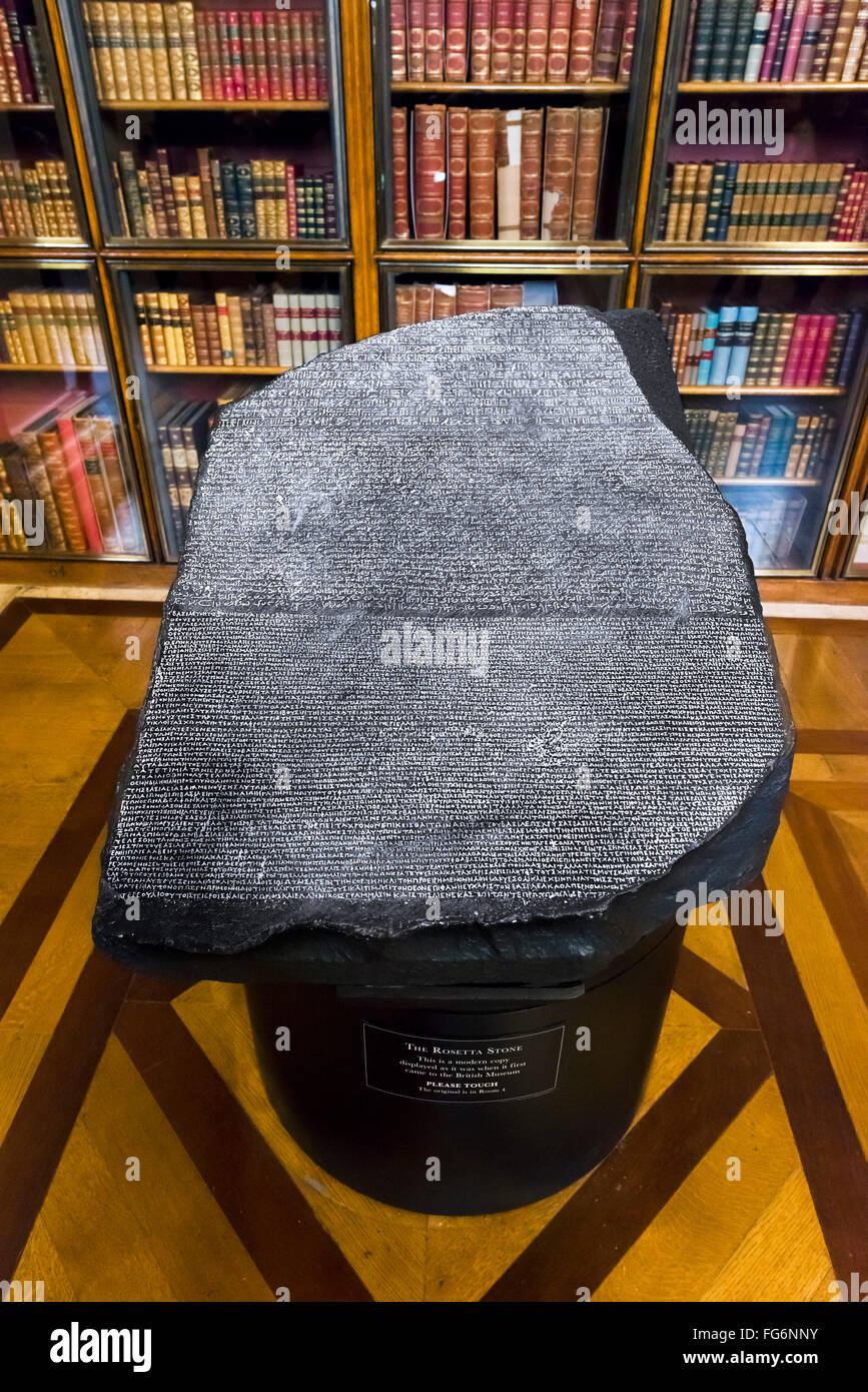 La replica della Rosetta Stone, visualizzato come lo era quando è stata prima nel museo, galleria illuminismo, British Museum di Londra, Regno Unito Foto Stock