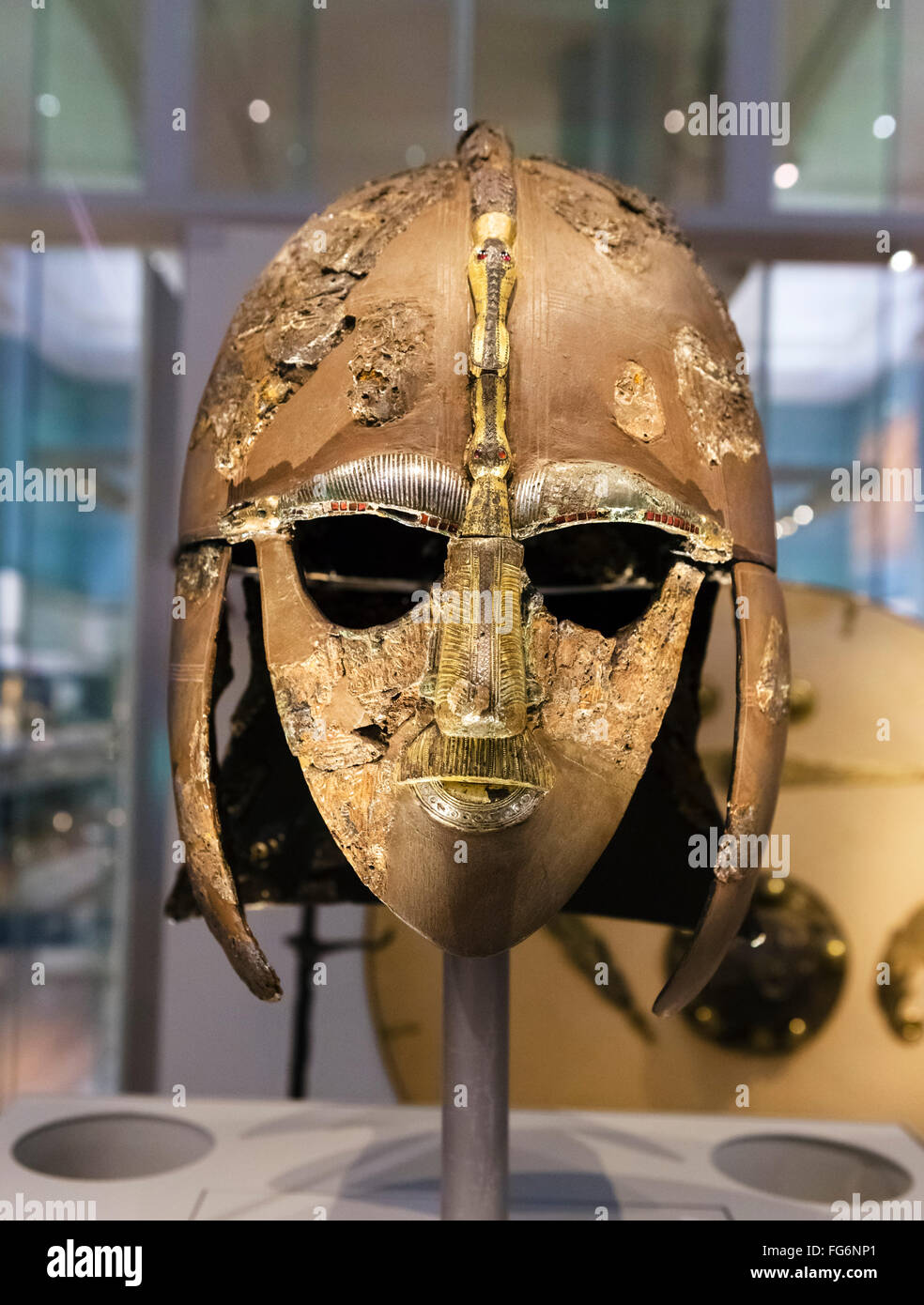 Il Sutton Hoo casco, parte di Sutton Hoo tesoro, British Museum di Londra, Inghilterra, Regno Unito Foto Stock