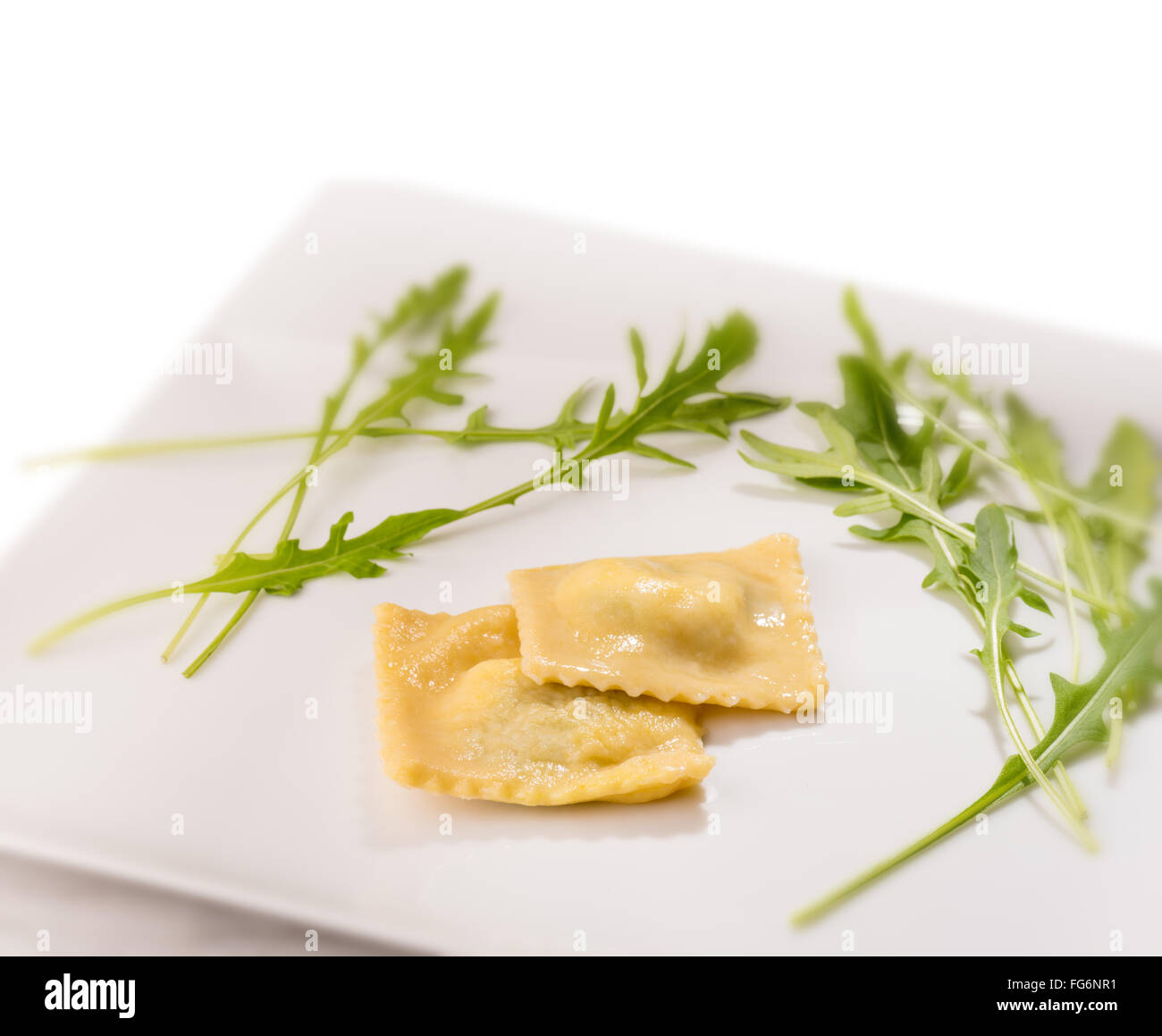 Fatto ravioli di pasta a mano a mano gli spinaci in cucina La Ricotta Cotta pasta Ravioli di timbro timbro tagliare il formaggio di crema di formaggio uova di oliv Foto Stock