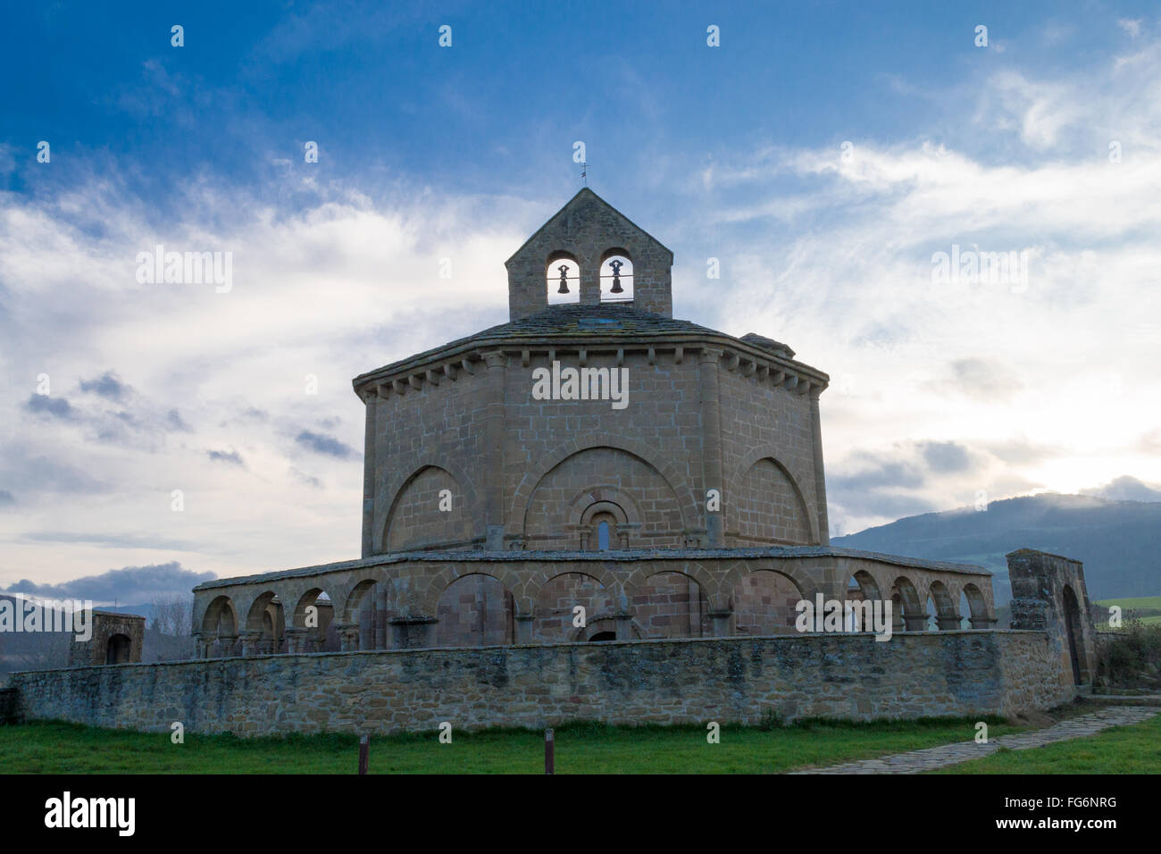 Xii secolo chiesa romanica situata nel nord della Spagna che origine rimane controverso. Foto Stock