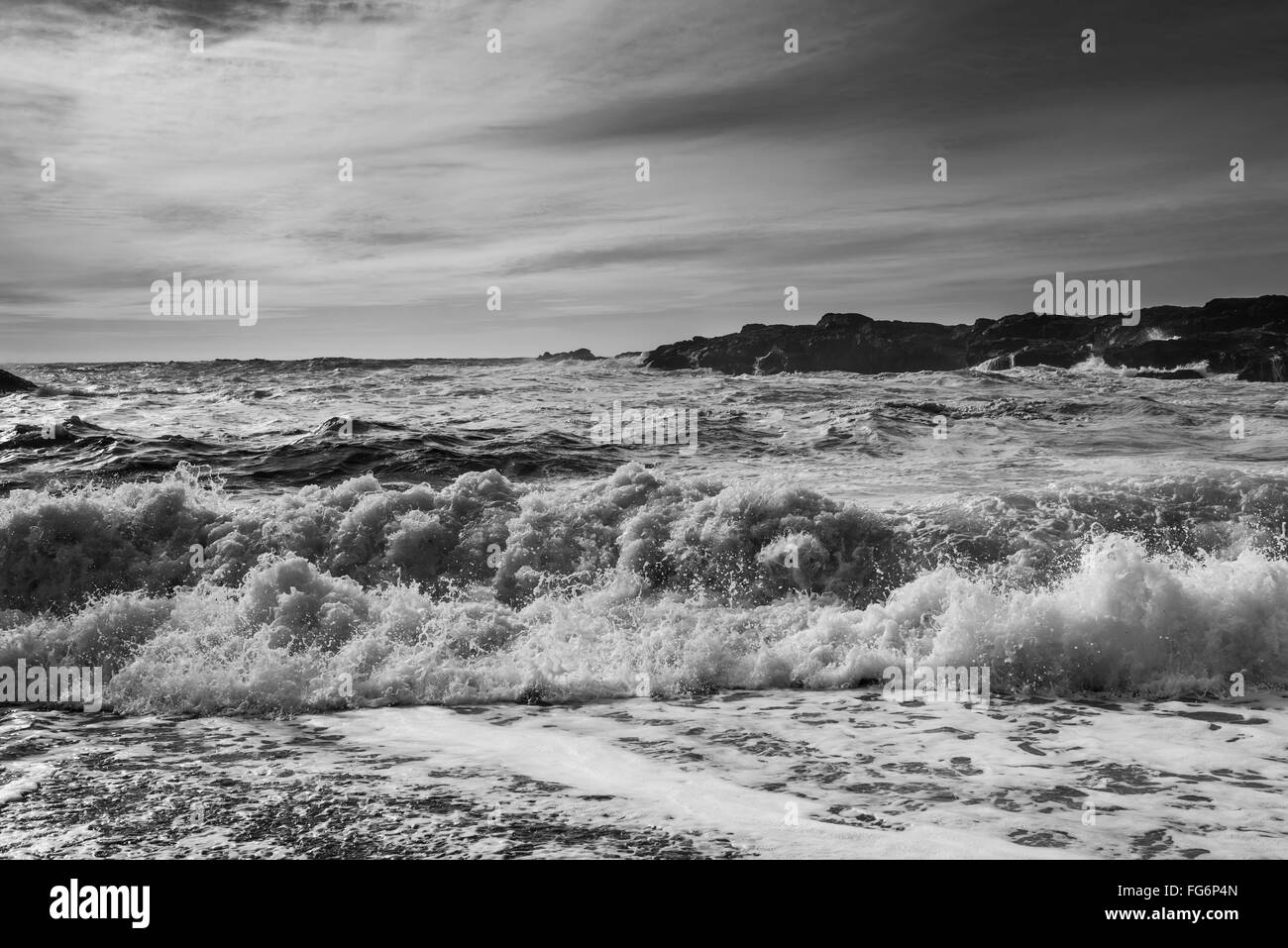 La laminazione delle onde sulla riva, Tofino, British Columbia, Canada Foto Stock
