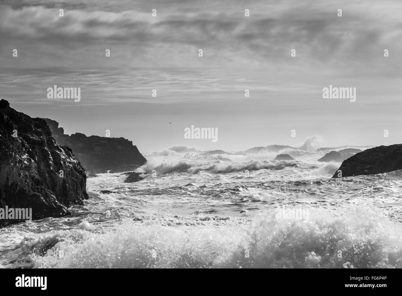La laminazione delle onde sulla riva, Tofino, British Columbia, Canada Foto Stock