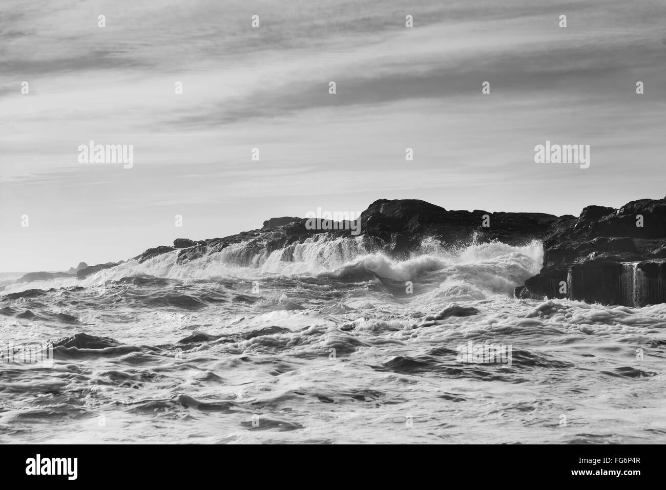 Spruzzi delle onde contro le rocce; Tofino, British Columbia, Canada Foto Stock