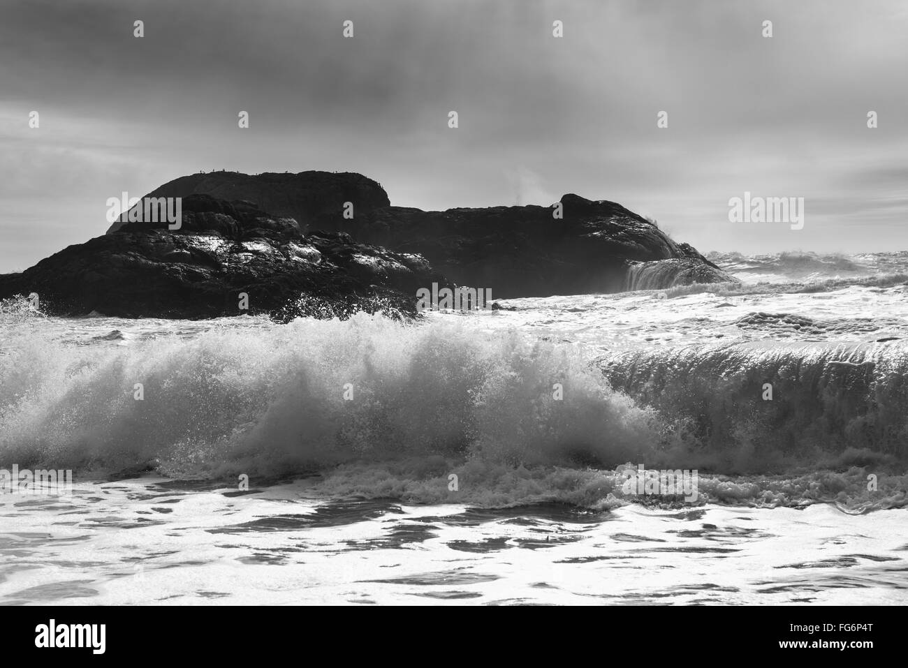 La laminazione delle onde in riva; Tofino, British Columbia, Canada Foto Stock