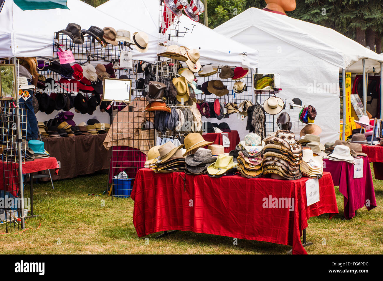 Fornitore di cappelli di vendita in un mercato in stallo a Clackamas County Fair, Canby, Oregon Foto Stock