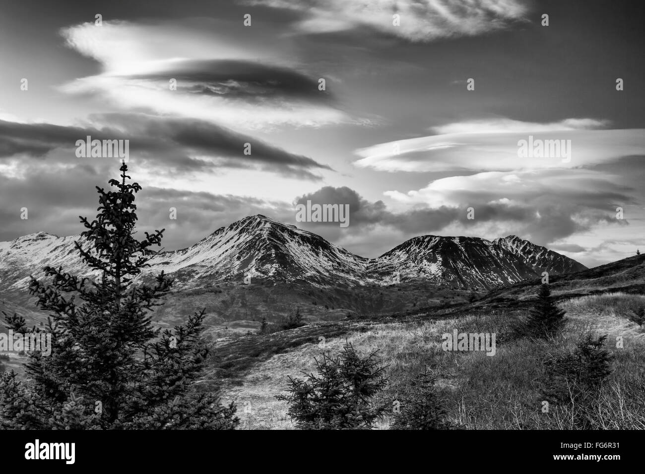 Foto in bianco e nero di nubi lenticolari oltre le tre sorelle montagne, isola di Kodiak, Southwest Alaska Foto Stock