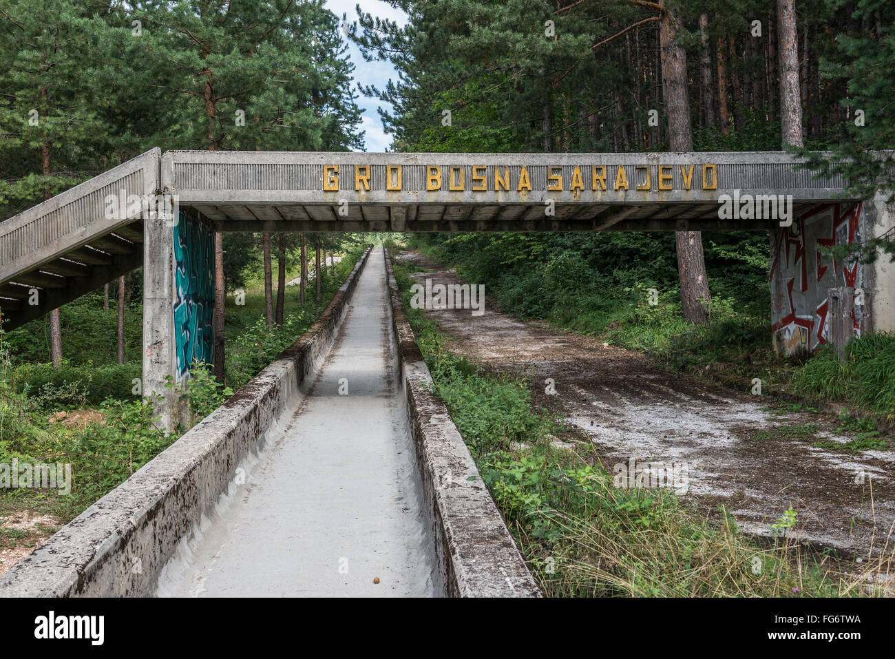 Danneggiato Sarajevo Olympic di bob e slittino pista situata sul monte Trebevic, costruita per il 1984 Olimpiadi invernali Foto Stock