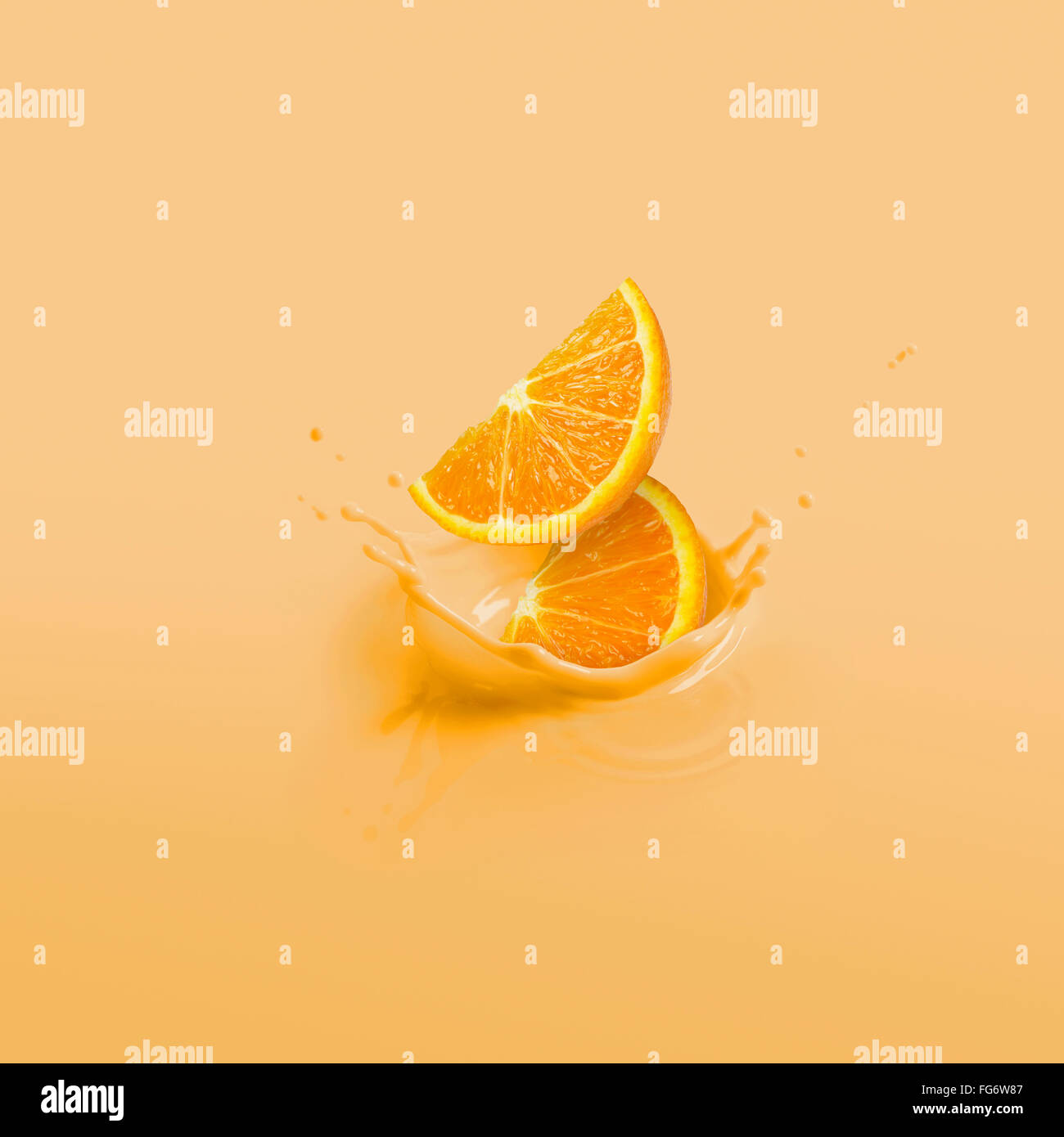 Fettine di arancia schizzi in liquido arancione; Toronto, Ontario, Canada Foto Stock