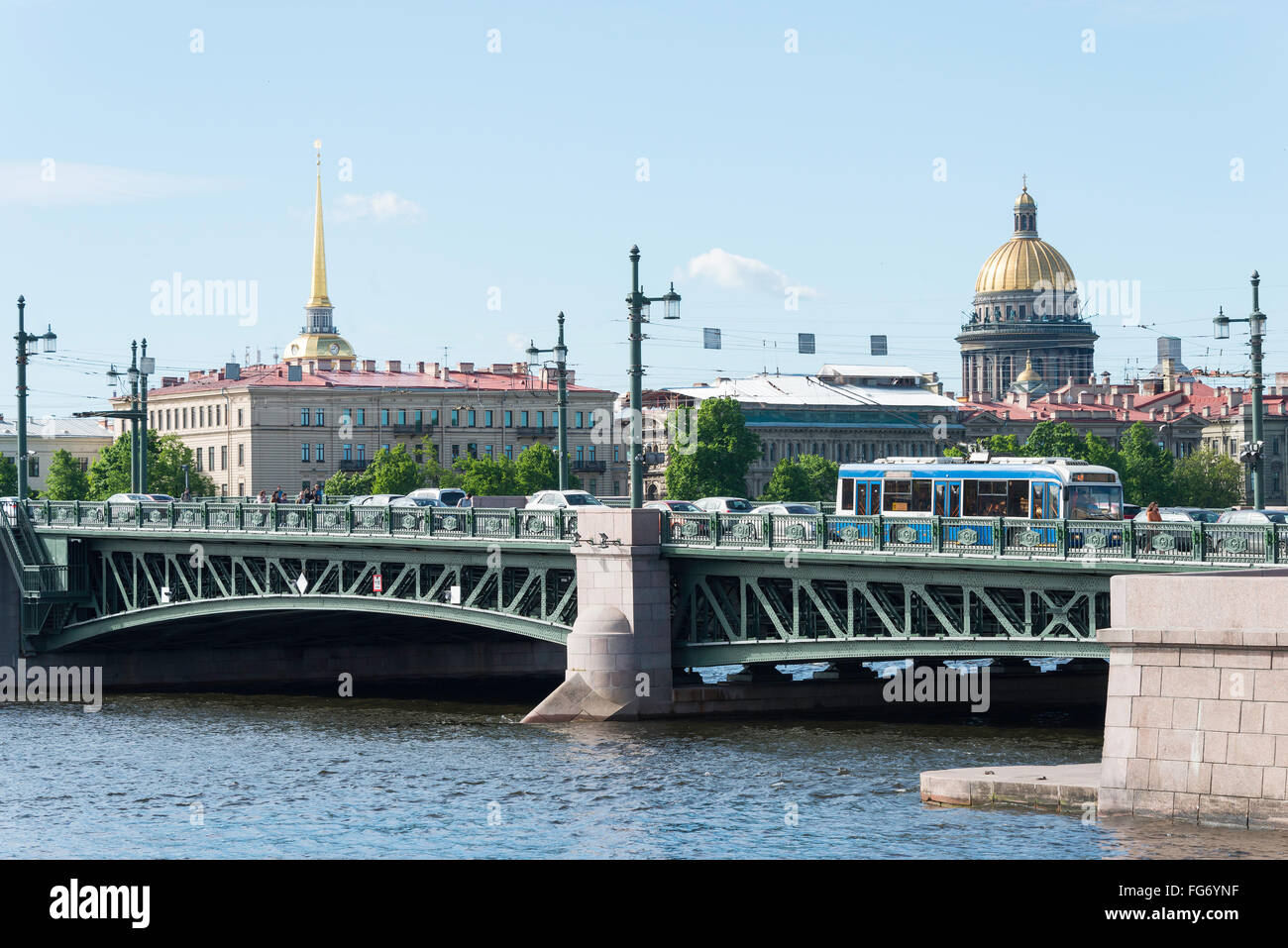 Ponte del palazzo e il fiume Neva dall Isola Vasilievsky, San Pietroburgo, regione nord-occidentale, Federazione russa Foto Stock