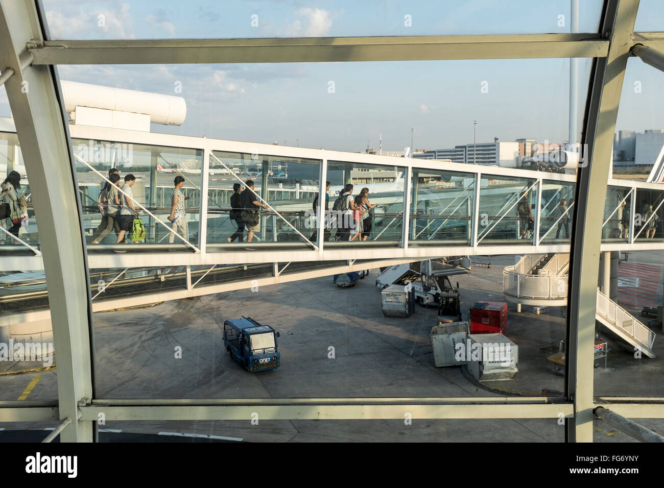 Scheda i passeggeri dei voli nel terminal 2f di Roissy-CDG aeroporto di Parigi, Francia. Foto Stock