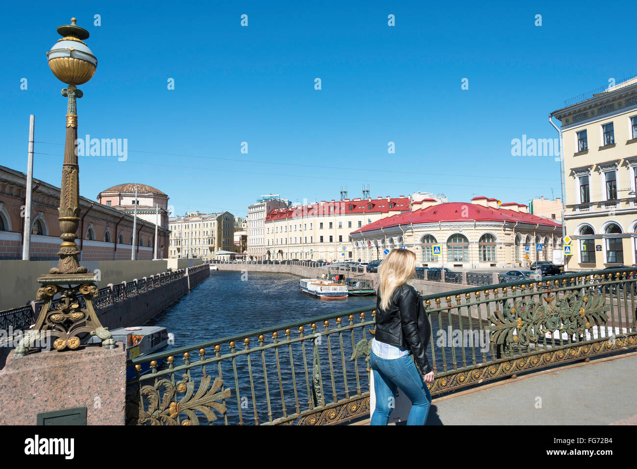 Ponte pedonale su fiume Moyka, San Pietroburgo, regione nord-occidentale, Federazione russa Foto Stock